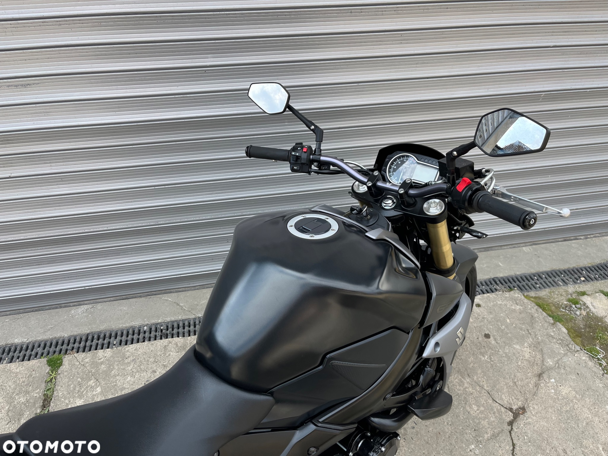 Suzuki GSR - 9