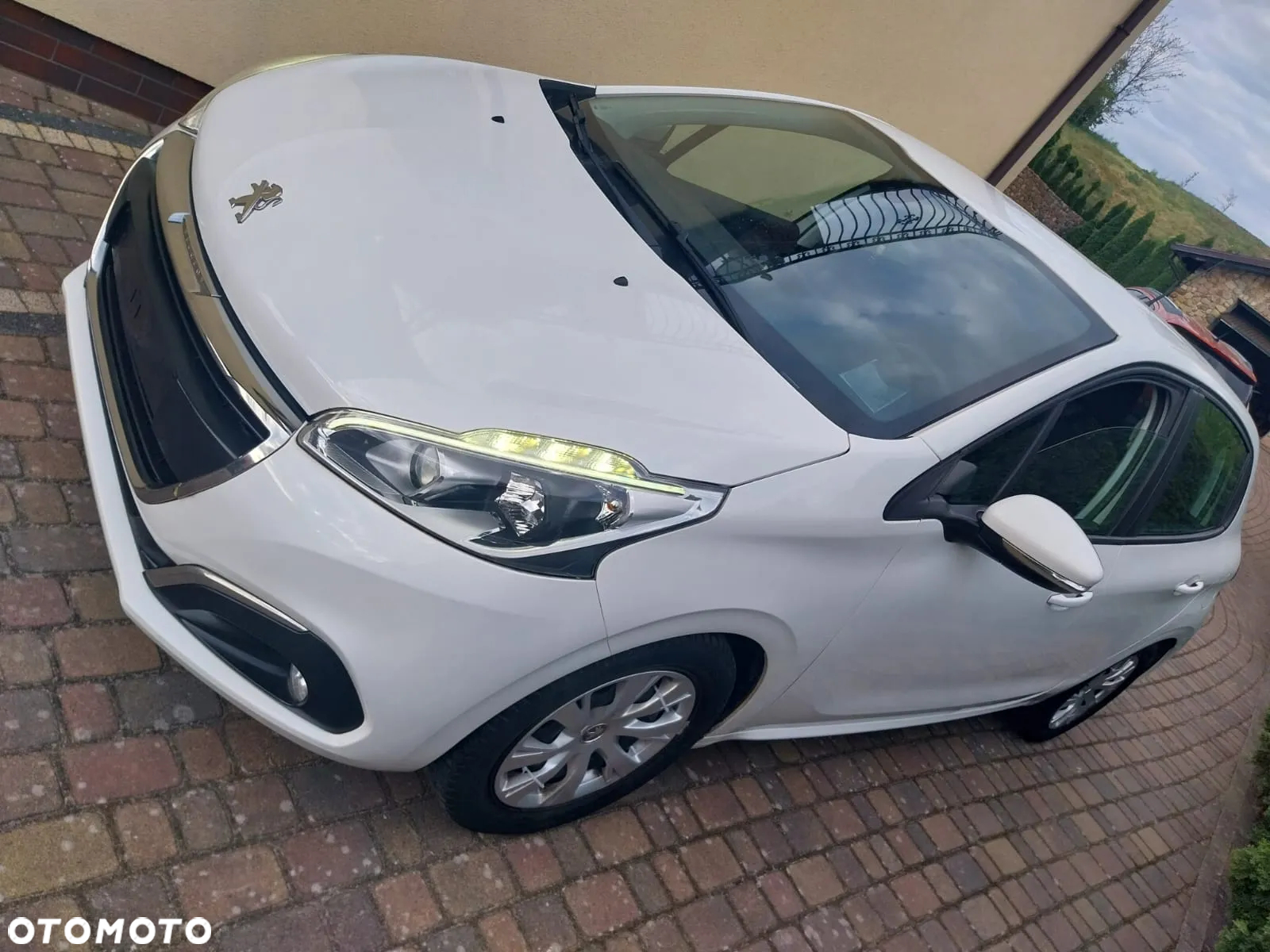 Peugeot 208 - 8