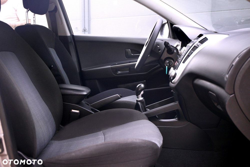 Kia Ceed - 10