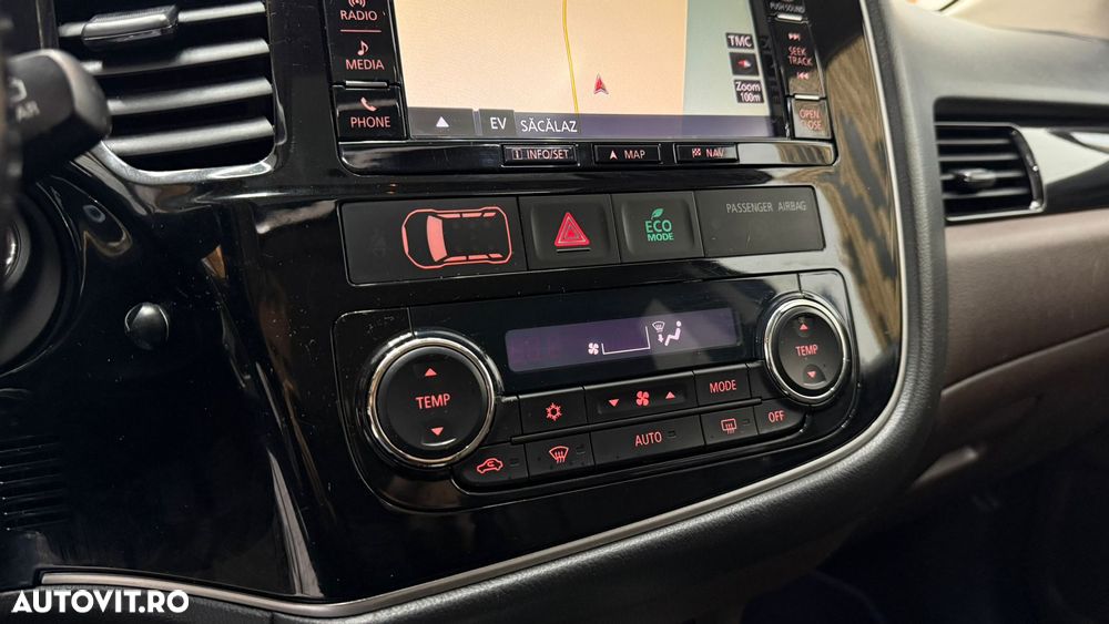 Mitsubishi Outlander 2.0 4WD Plug-In Hybrid - 32