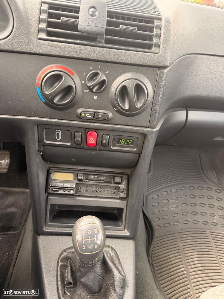 Alfa Romeo 146 1.4 Image - 9