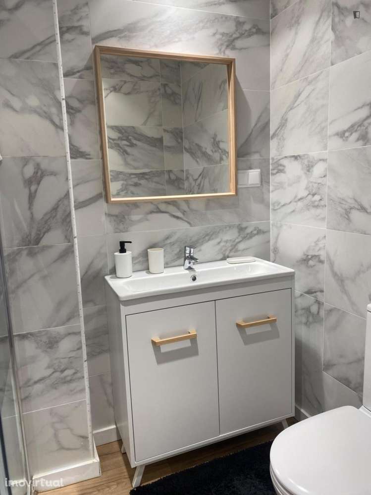 Quarto - localizado em Benfica Lisbon - Grande imagem: 2/24