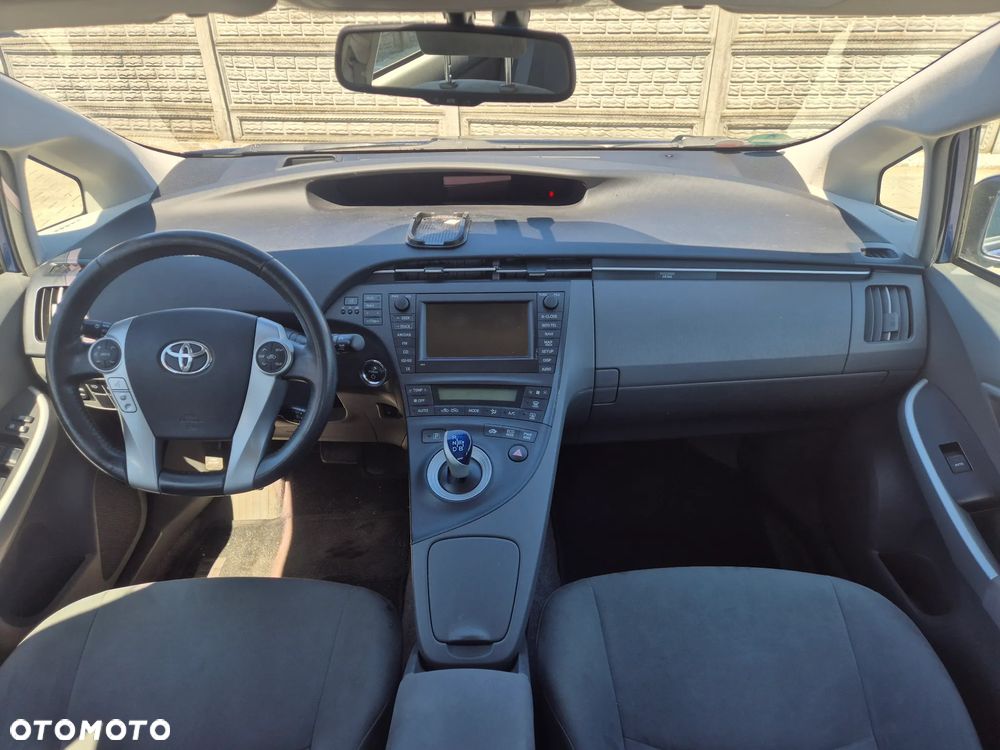 Toyota Prius (Hybrid) Executive - 14