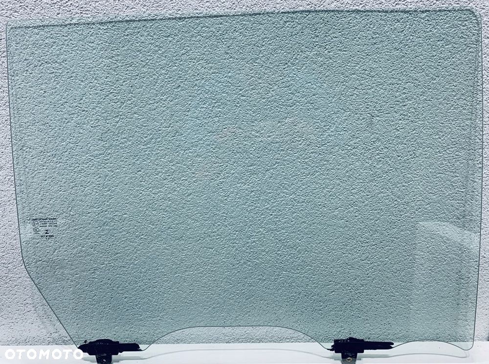 Szyba boczna prawa tylna opuszczana NISSAN NAVARA 4D 2015- - 1