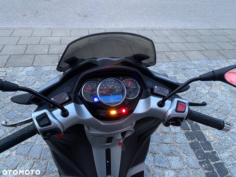 Piaggio MP-3 - 4
