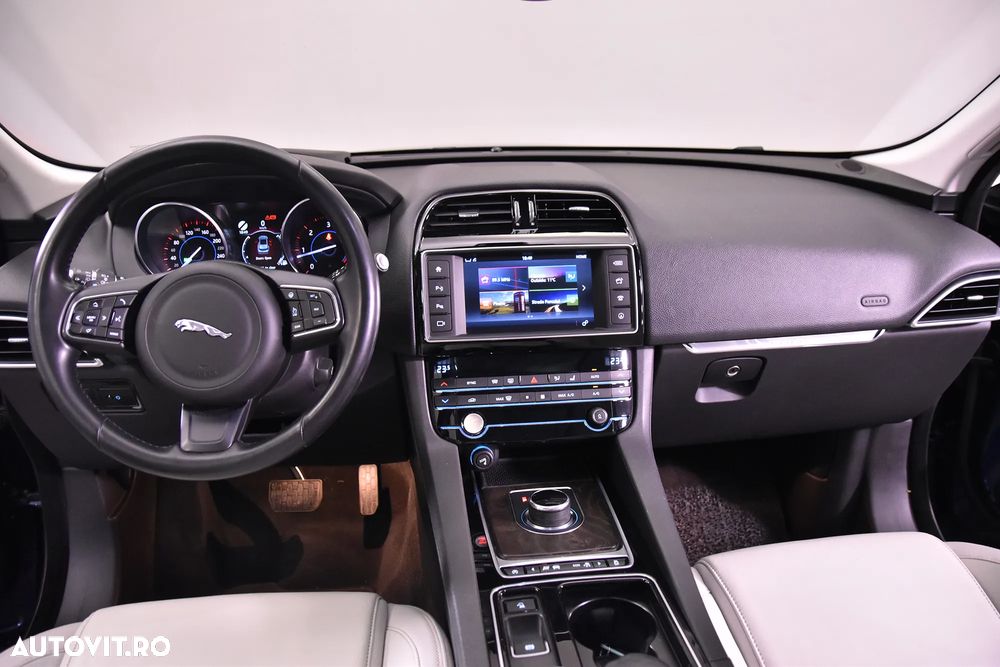 Jaguar F-Pace - 9