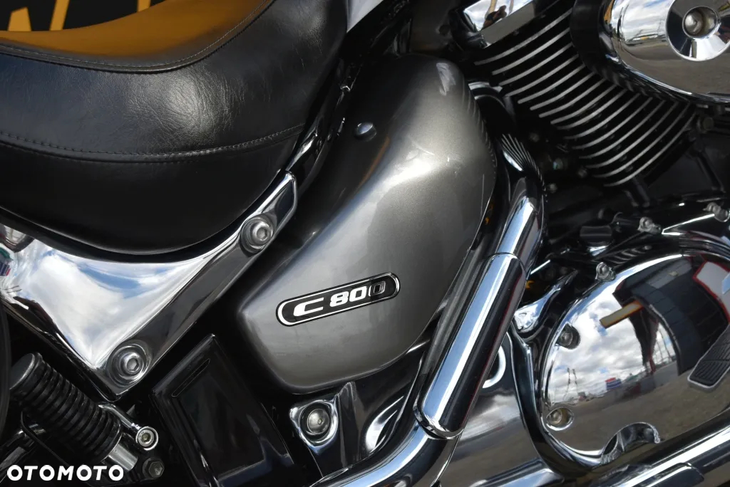 Suzuki Intruder - 32