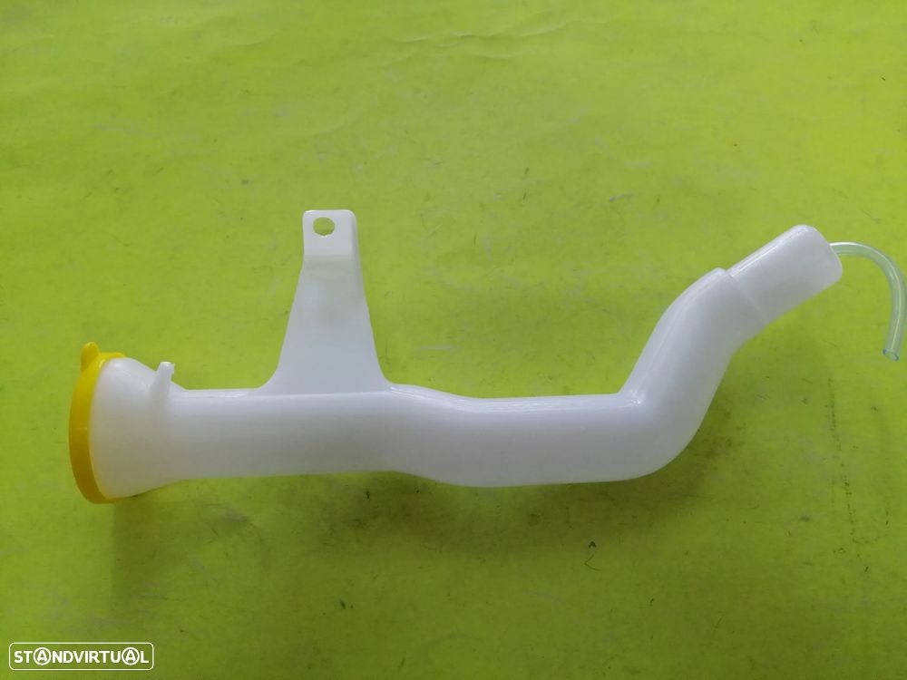 Tubo do depósito da água do limpa vidros da Nissan Pickup D22 NOVO - 2