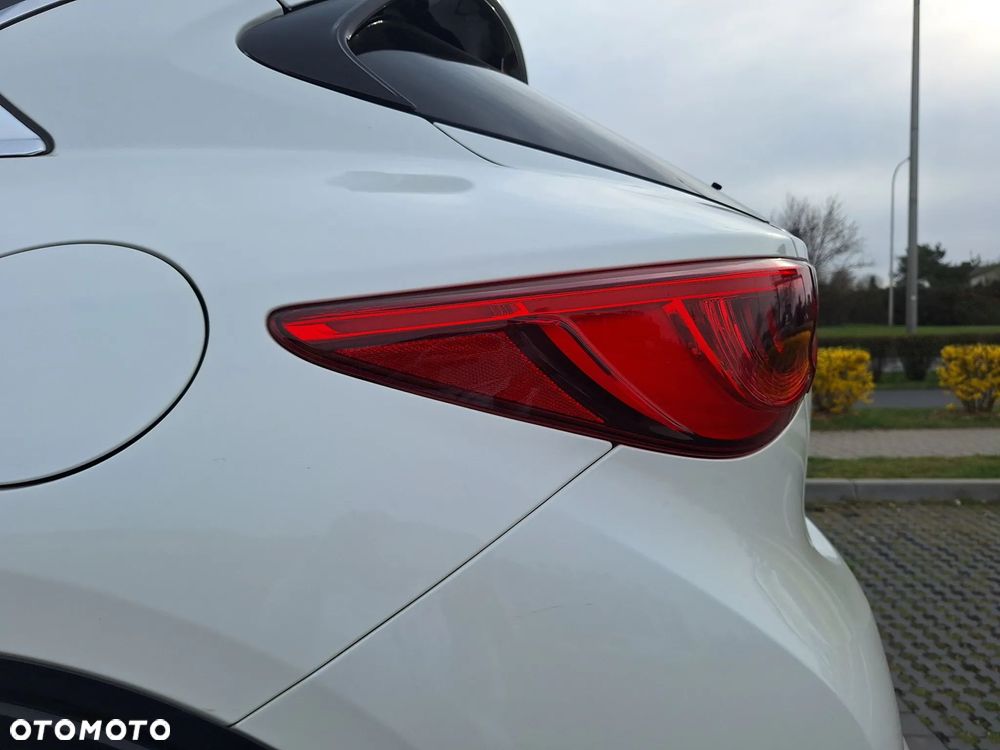 Infiniti Q30 1.6t Premium 7DCT - 8