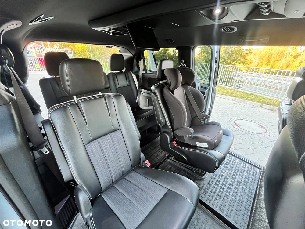 Chrysler Town & Country - 8