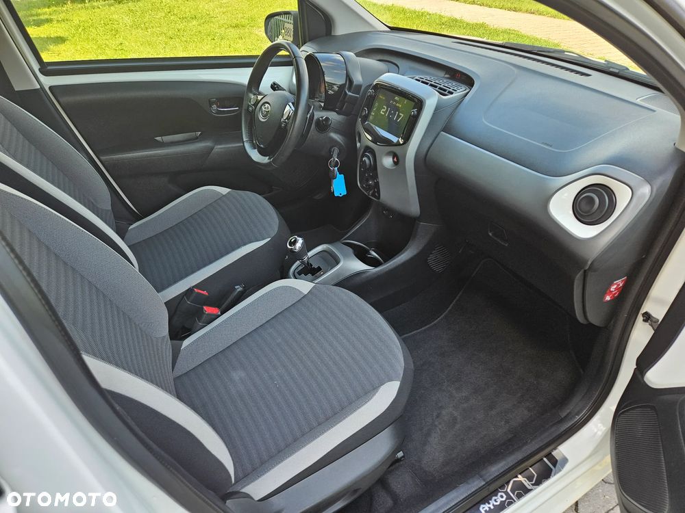 Toyota Aygo x.shift x-play connect - 11