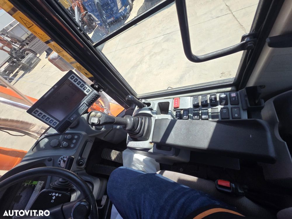 Hitachi ZW180-6, 2019, 6.049h, FULL OPTION, Gresare automataz, Cupa NOUA 3mc, anvelope L5 90% bune, Cantar, Joystick, inst hidr suplimentara, Masa operationala 17t, motor 129kW, basculeaza la 4m,Camera spate,Posibilitate leasing 3 ani-PROMOTIE -96900 EUR+Tva - 36