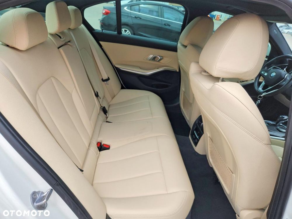 BMW Seria 3 330i - 11