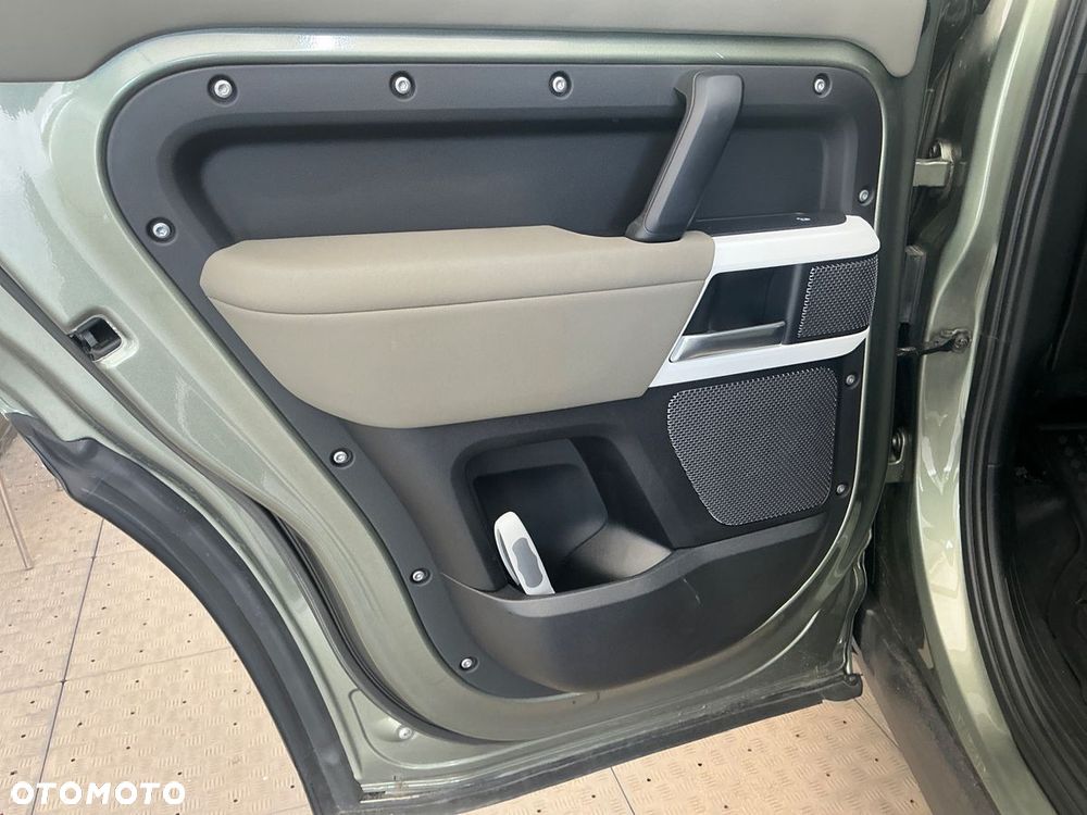 Land Rover Defender 110 D200 SE - 13