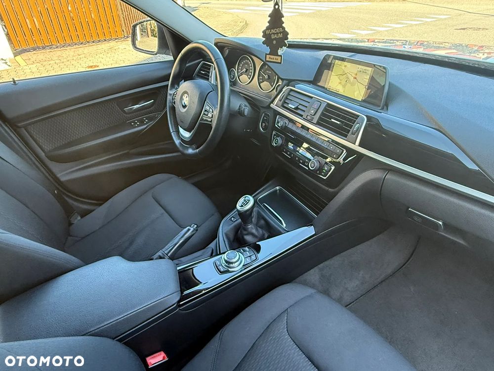 BMW Seria 3 318d M Sport Shadow - 36