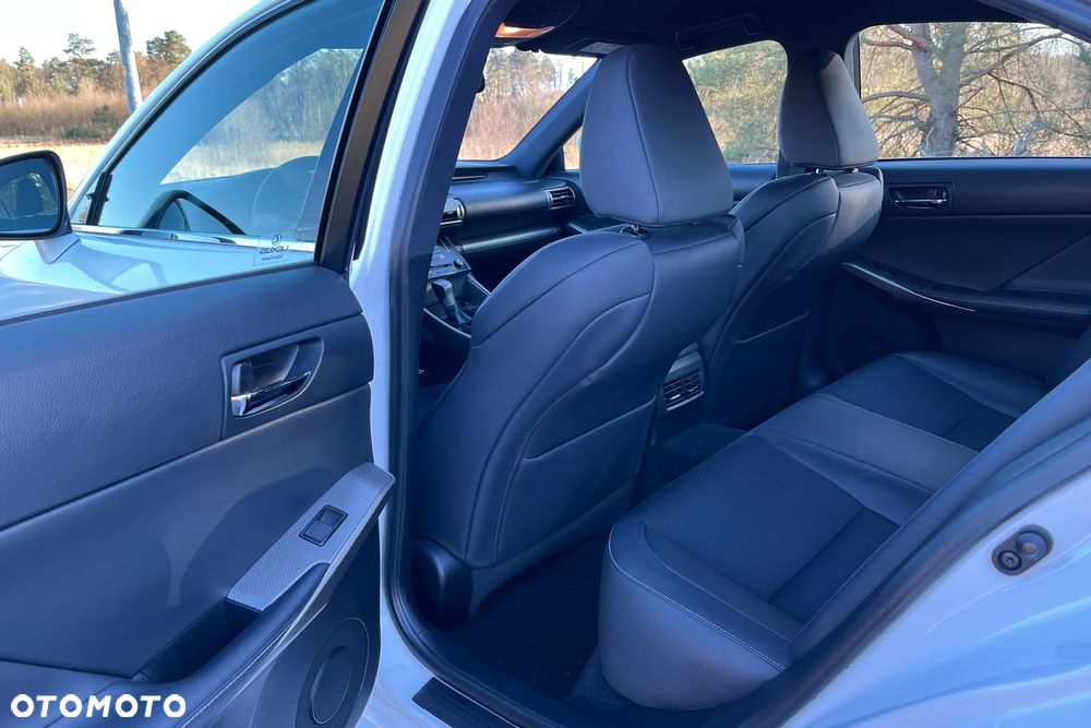 Lexus IS 300h F Sport - 20