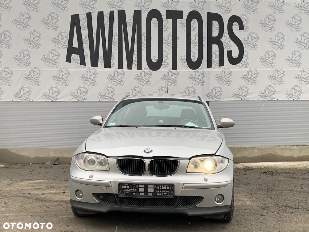 BMW SERIA 1 116 2006 *SAMOCHÓD NA CZĘŚCI* 3890 MASKA, LAMPA, DRZWI, LUSTERKO, ZDERZAK, GRILL, BŁOTNIK, KLAPA, BELKA, DESKA, FOTELE, KANAPA, ĆWIARTKA KIEROWNICA, TARCZE, ZACISKI, ZAWIESZENIE, KOMPLETNY PRZÓD, KOMPLETNY TYŁ, LICZNIK, ZEGARY, PRAWE LEWE PRZÓD TYŁ - 2
