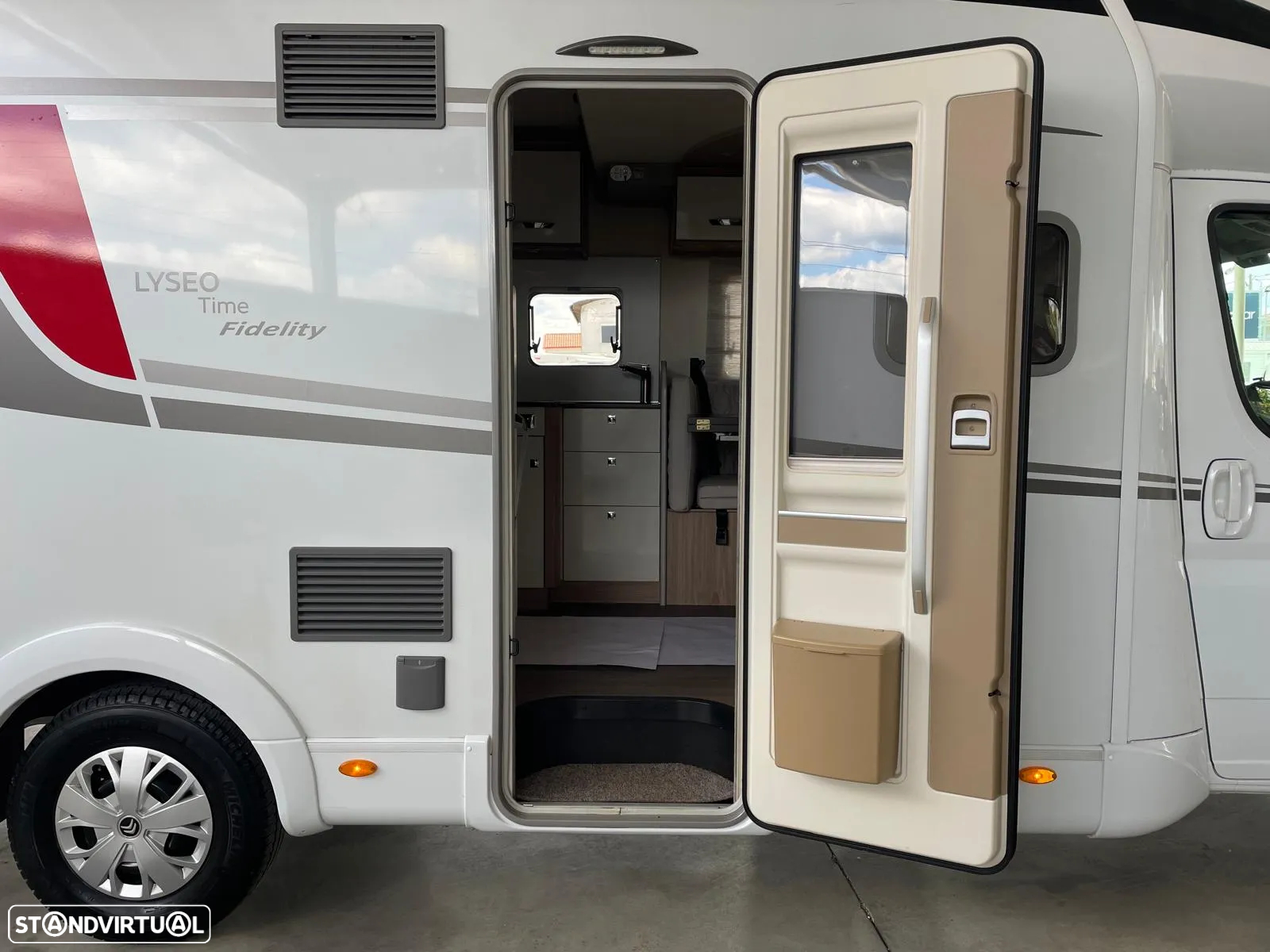 Burstner Lyseo Time Fidelity - Autocaravana c/Camas Central e Elevatória - 19