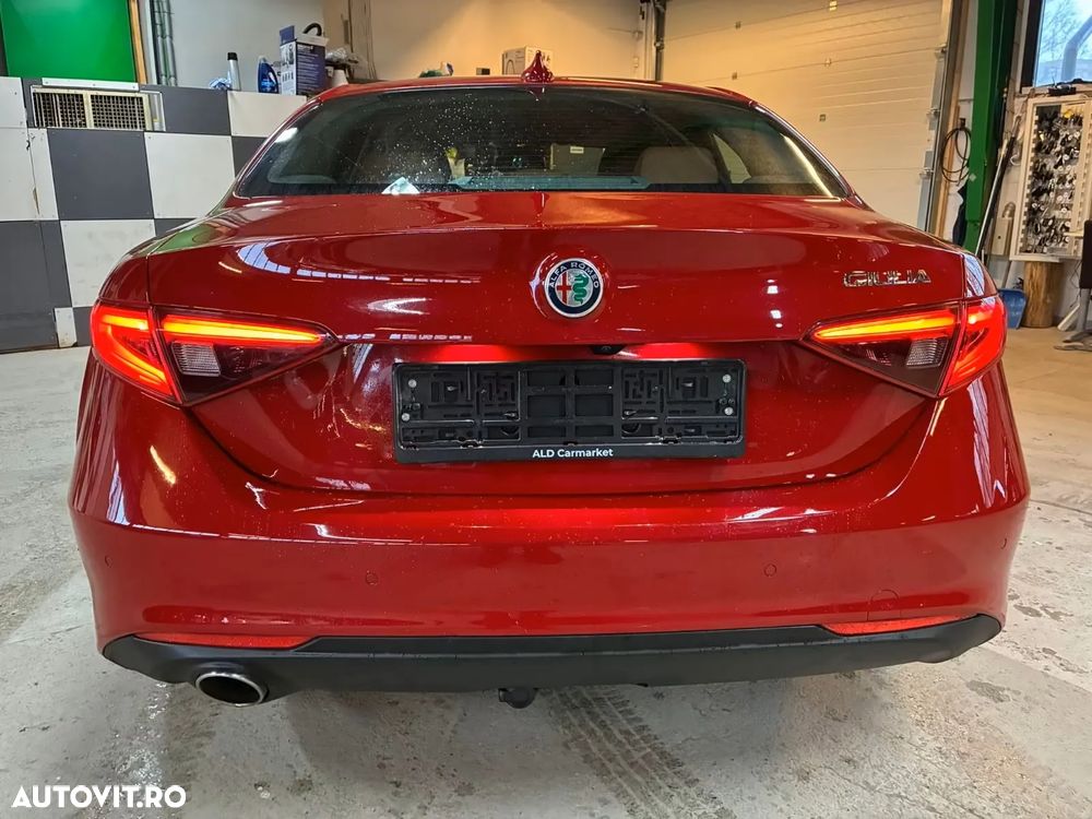 Alfa Romeo Giulia 2.0 Turbo RWD AT8 - 12
