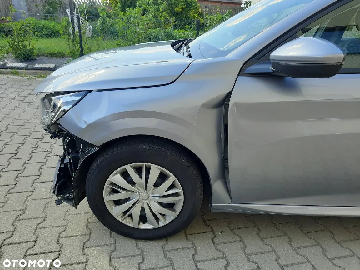 Peugeot 208 - 8