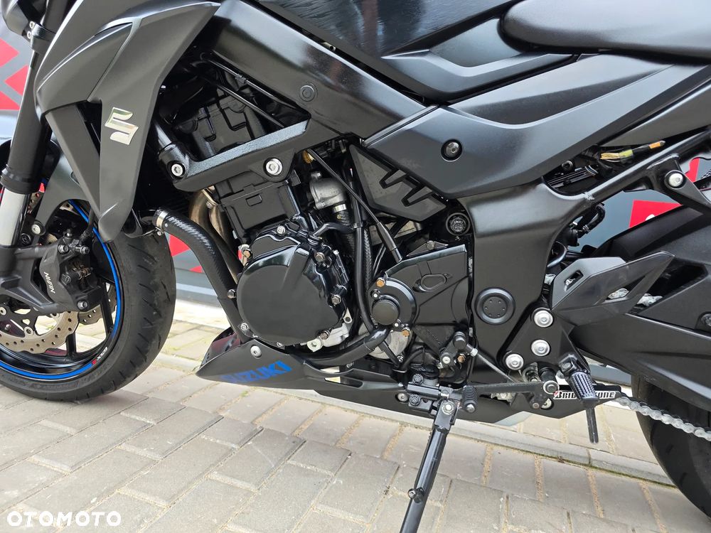 Suzuki GSX - 12