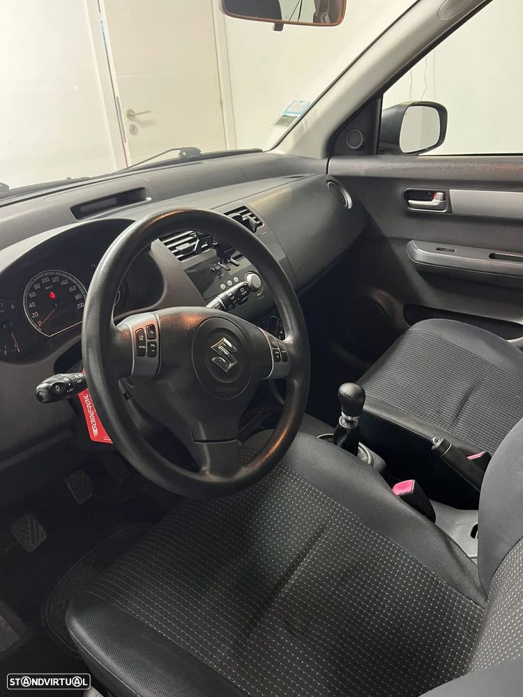 Suzuki Swift 1.3 16V GLX - 10