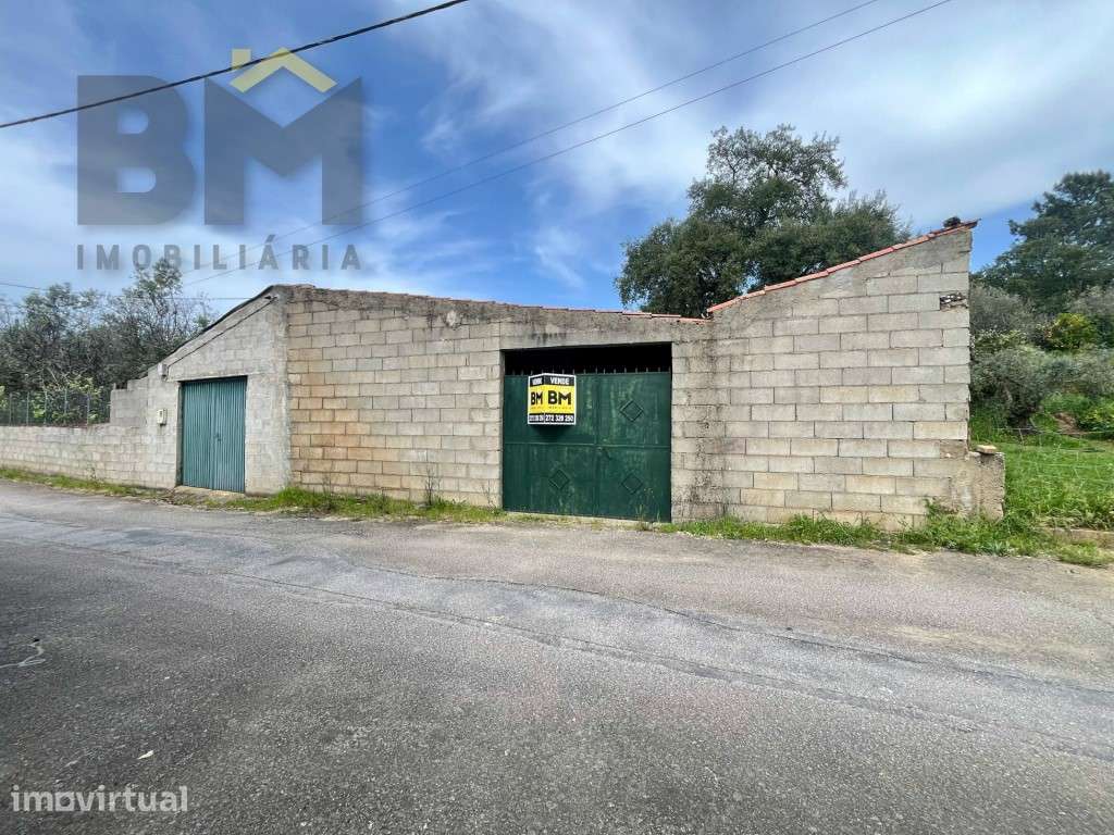 Construção antiga usada para garagem e arrumos. - Grande imagem: 3/11