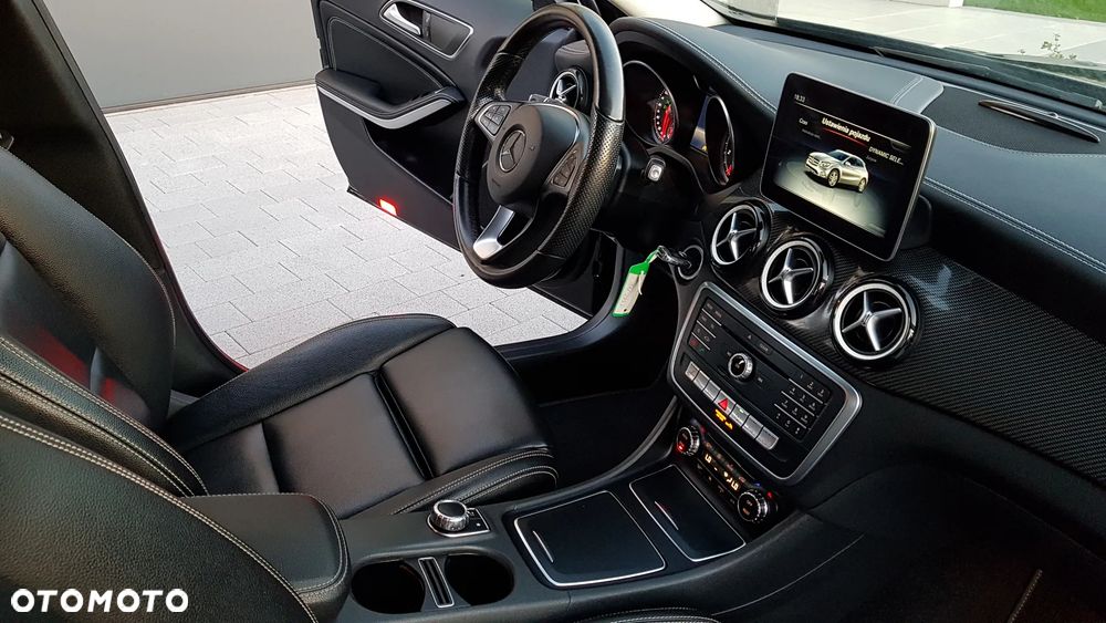 Mercedes-Benz GLA 180 7G-DCT AMG Line - 32