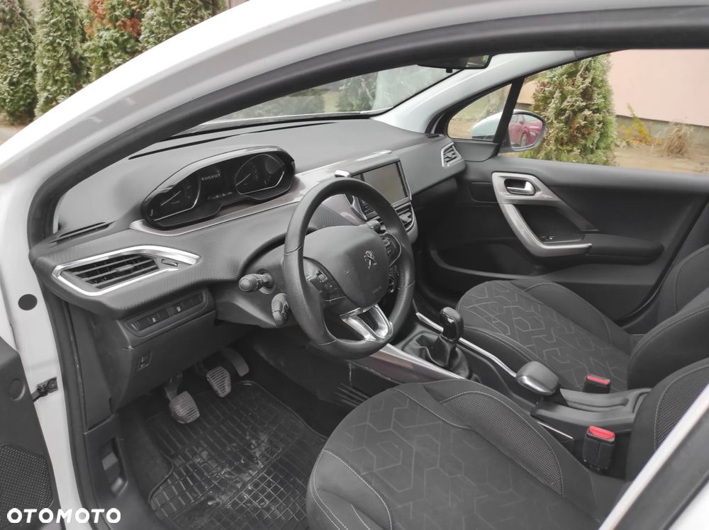 Peugeot 2008 1.2 Pure Tech Allure S&S - 6