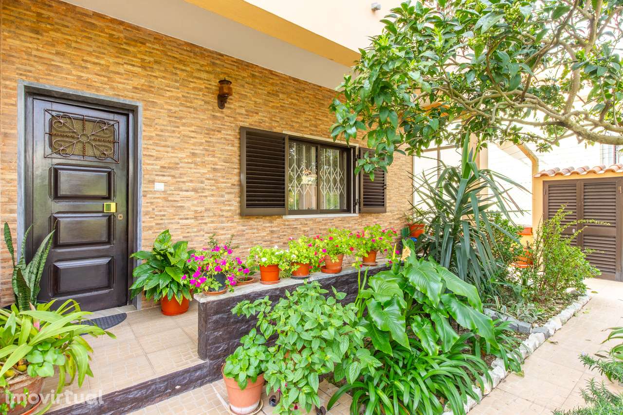 Moradia T5 isolada com jardim e terraço em Quinta do Conde - Grande imagem: 4/41