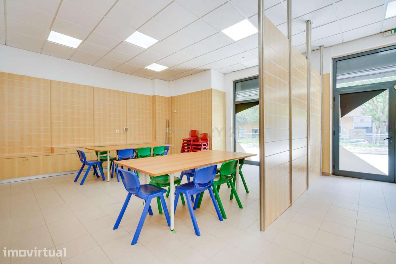 Loja com excelente visibilidade na Urbanização Vila Chã | 92 m² - Grande imagem: 5/16