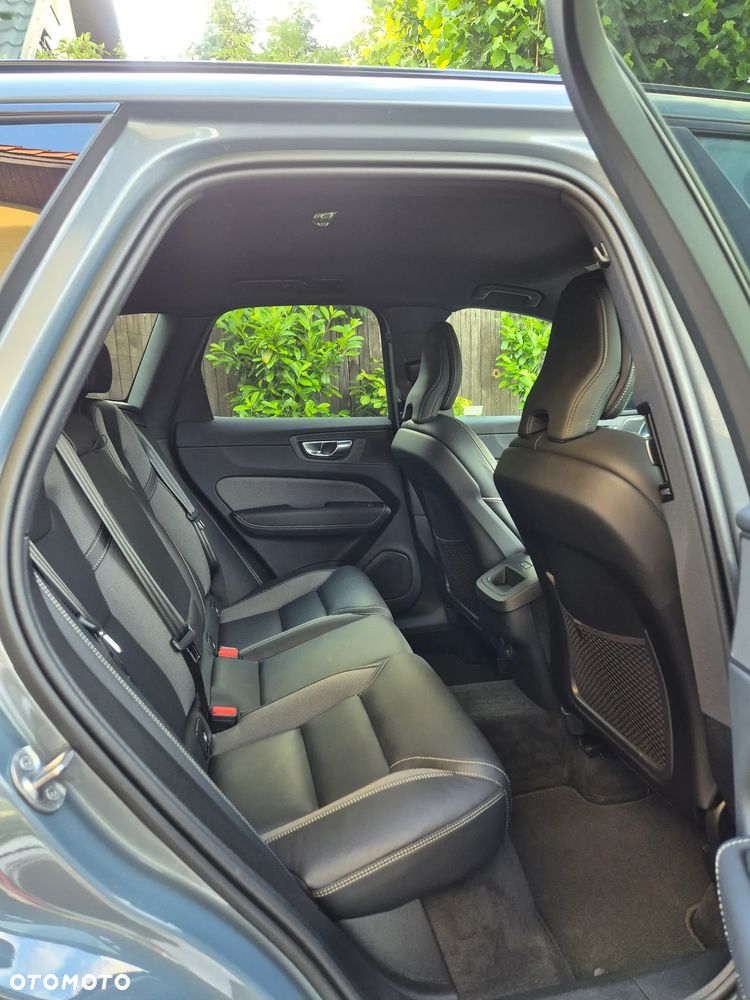 Volvo XC 60 B4 D AWD Plus Dark - 16