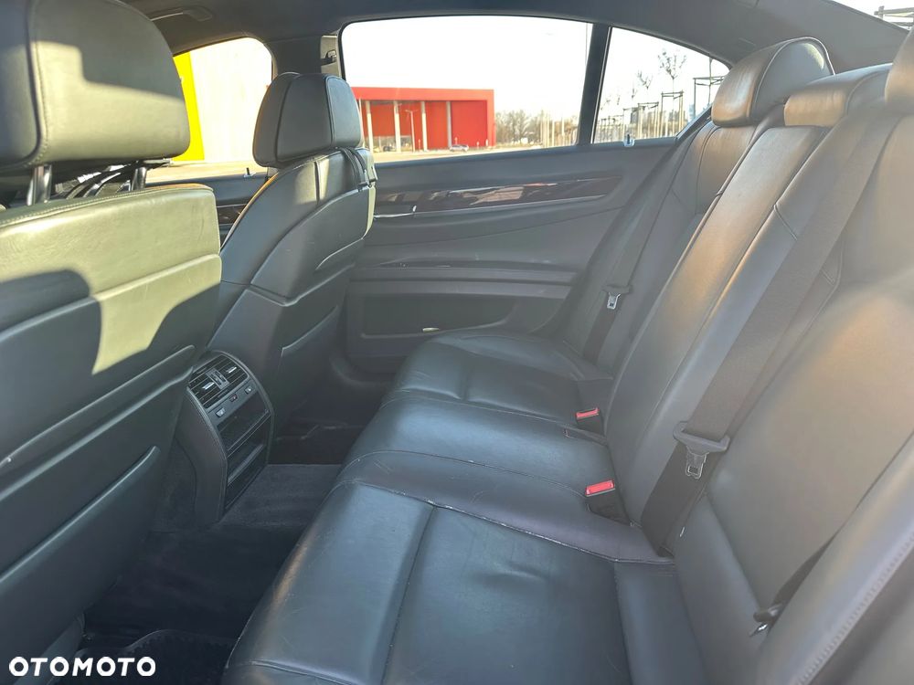 BMW Seria 7 750i - 16