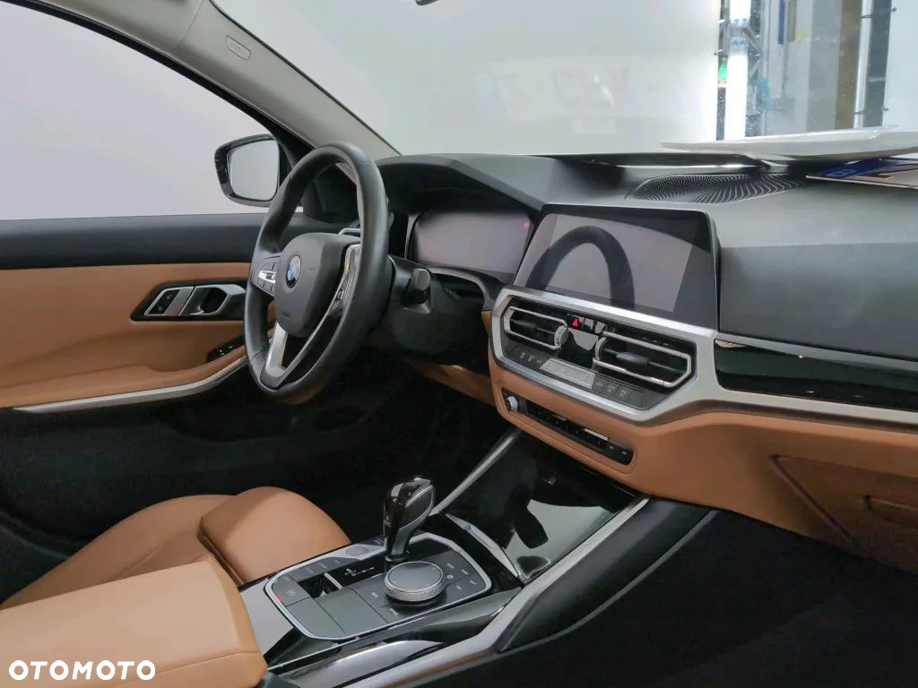BMW Seria 3 320i Luxury Line - 11
