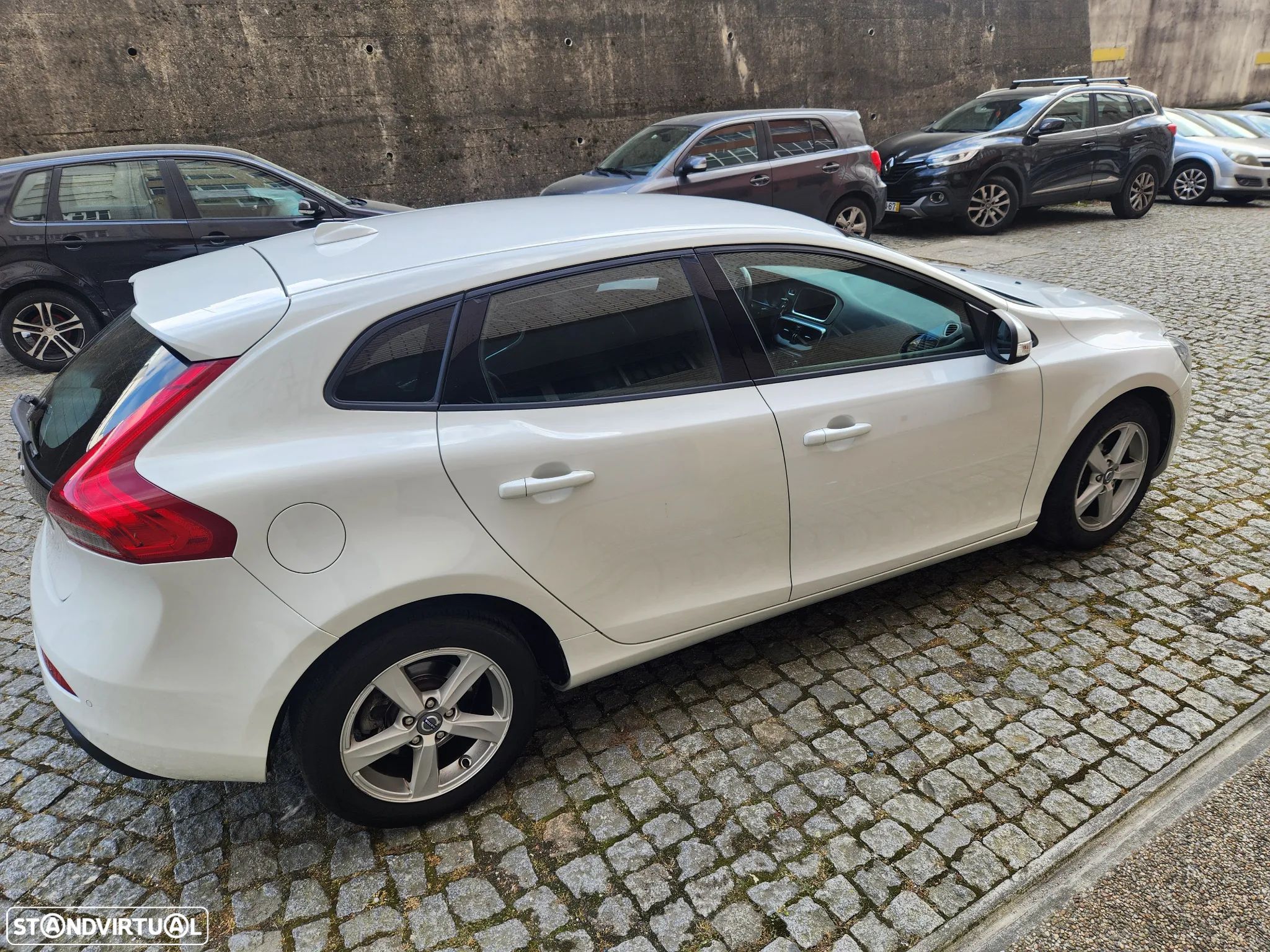 Volvo V40 1.6 D2 Momentum - 1