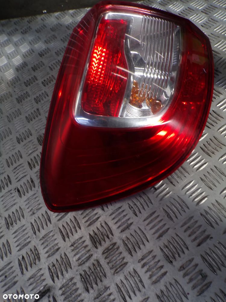 LAMPA LEWY TYŁ DACIA SANDERO II - 2