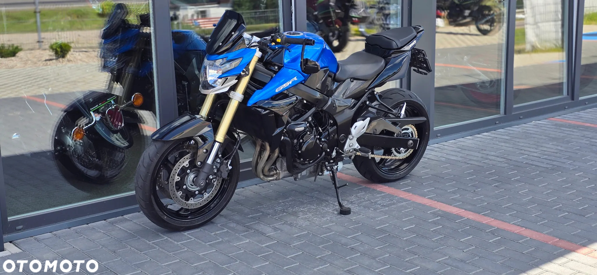 Suzuki GSR - 23