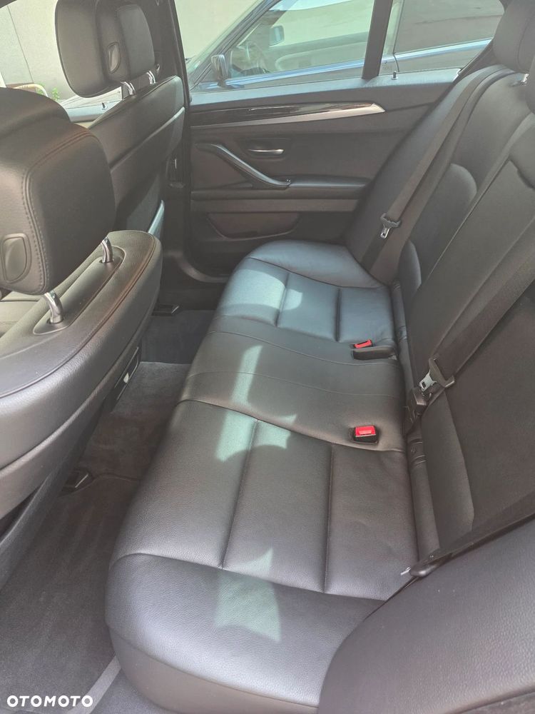 BMW Seria 5 550i Sport-Aut - 22