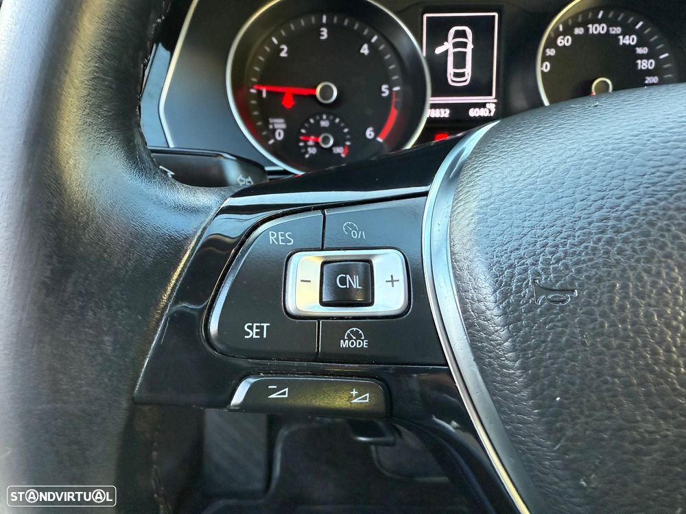 VW Passat 1.6 TDI Highline - 26