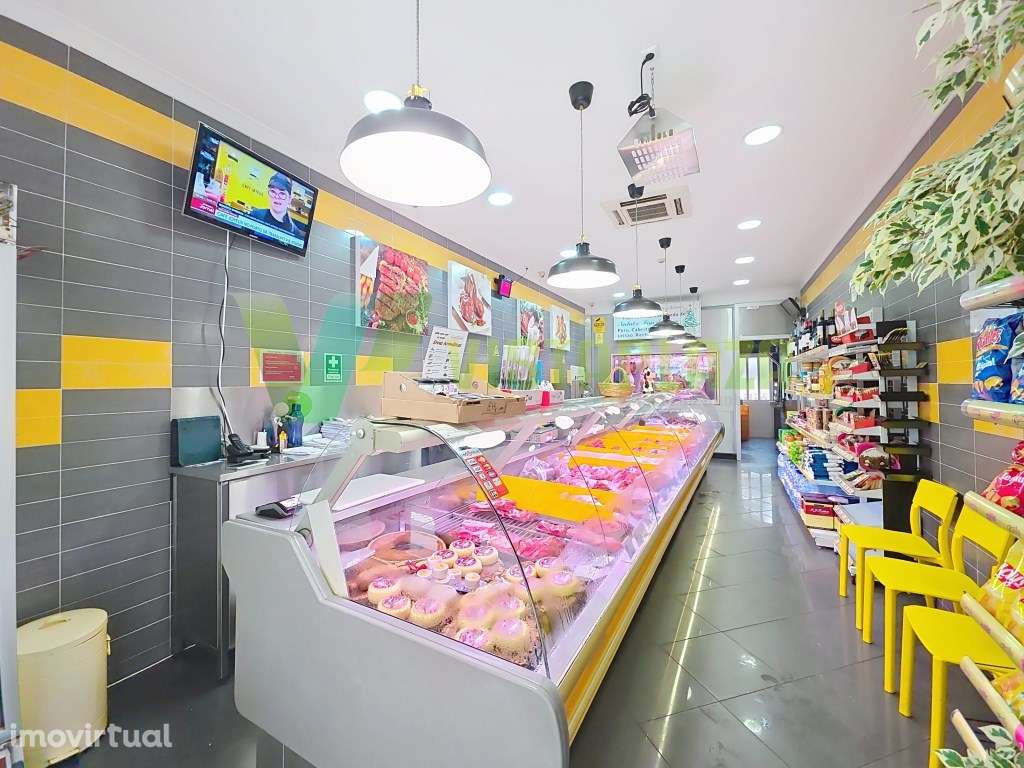 Loja no rés do chão e com Cave para Venda Centro de Alvor
Potencia... - Grande imagem: 5/23