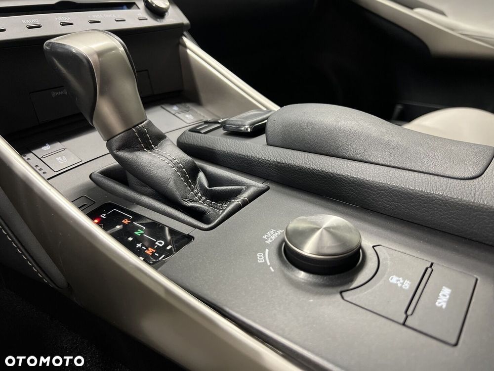 Lexus IS 200t Prestige - 29