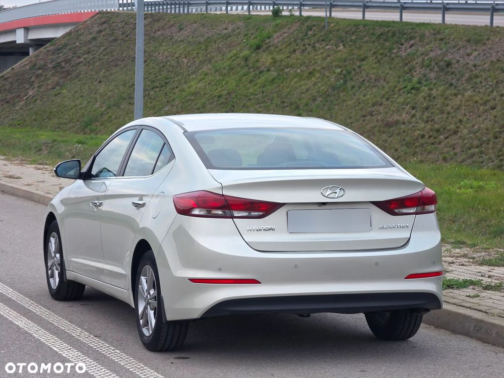 Hyundai Elantra 1.6 Comfort - 11