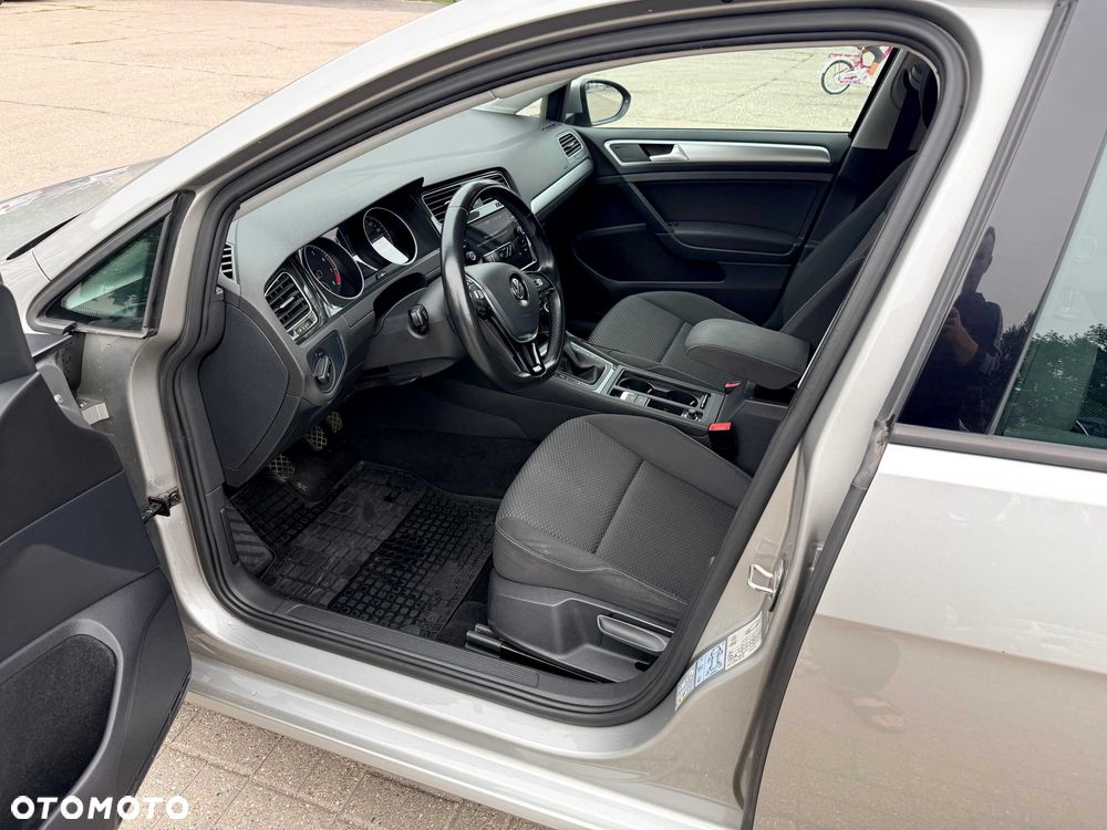 Volkswagen Golf - 6