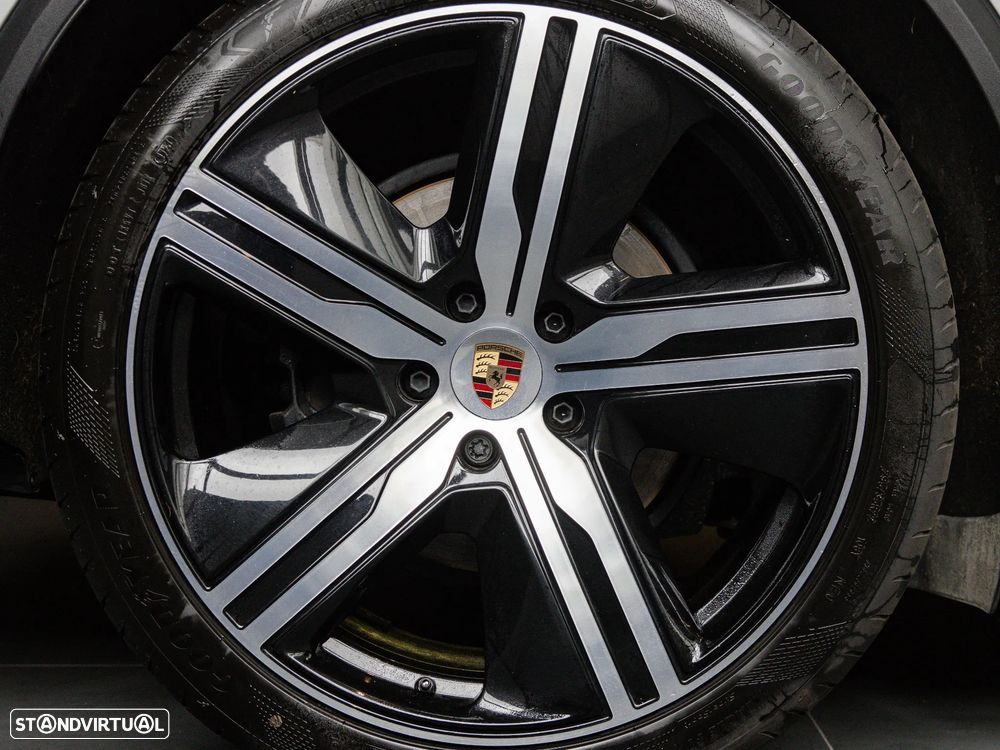 Porsche Macan Electric 4 - 17
