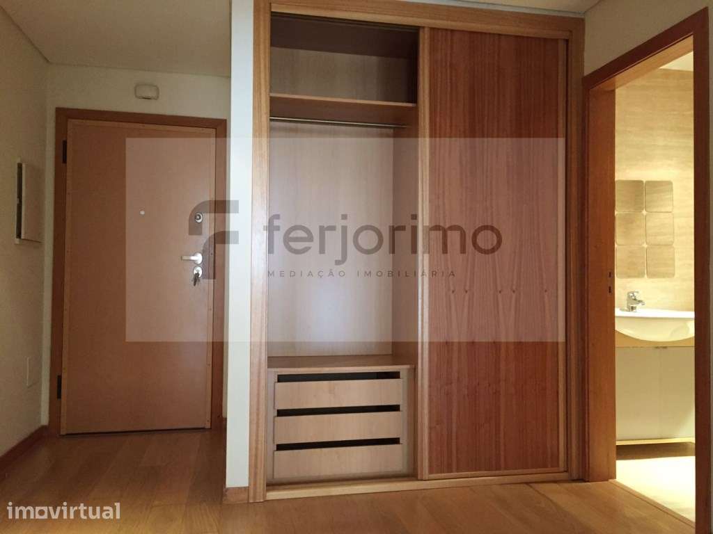 EXCELENTE APARTAMENTO T1 PARA ARRENDA JUNTO AO (COMPLEXO Vitória SC). - Grande imagem: 3/13