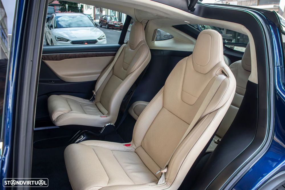 Tesla Model X 90D - 35