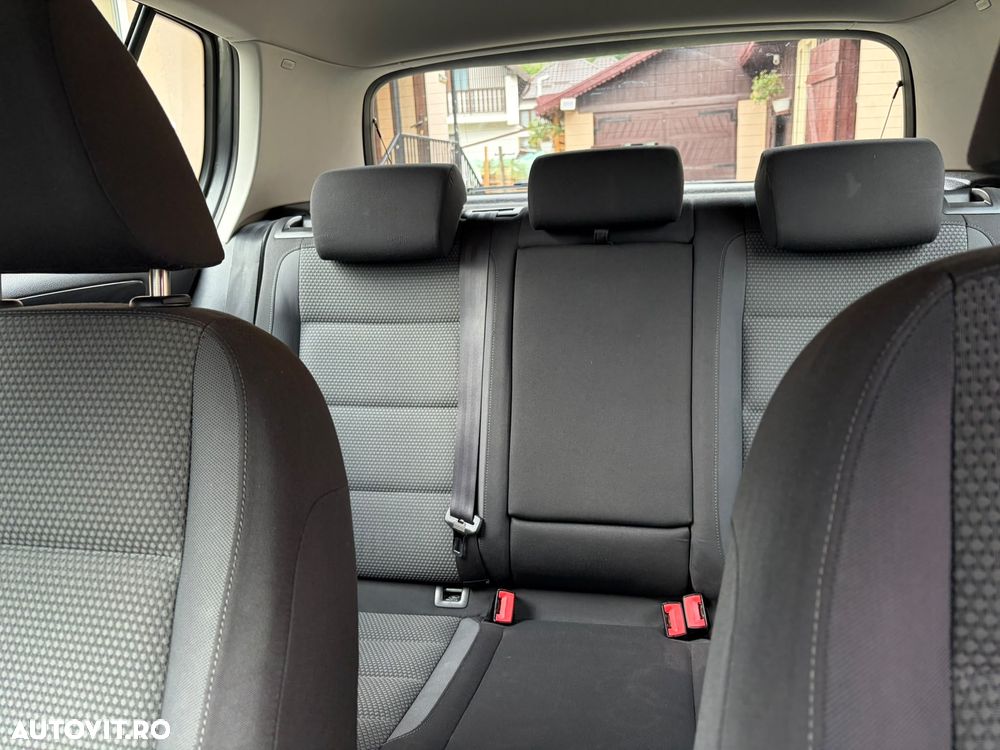 Volkswagen Golf 1.6 TDI DPF Comfortline - 26