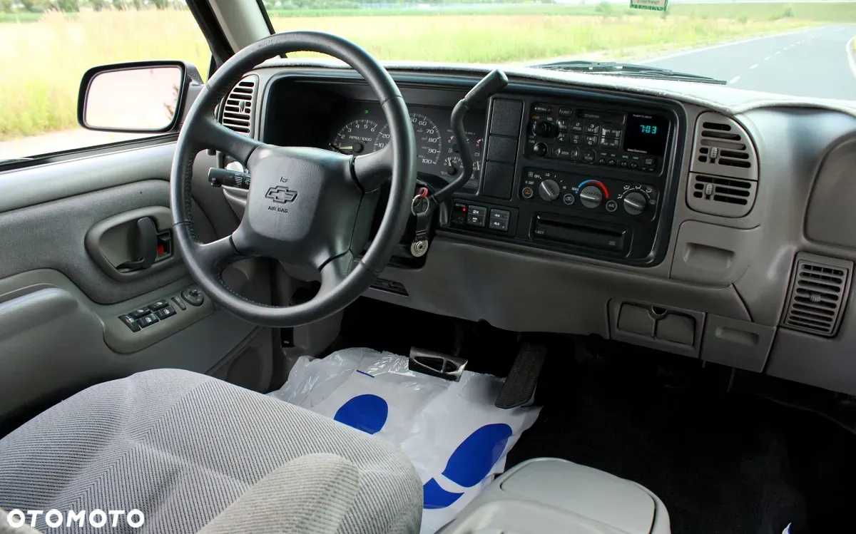 Chevrolet Suburban - 11