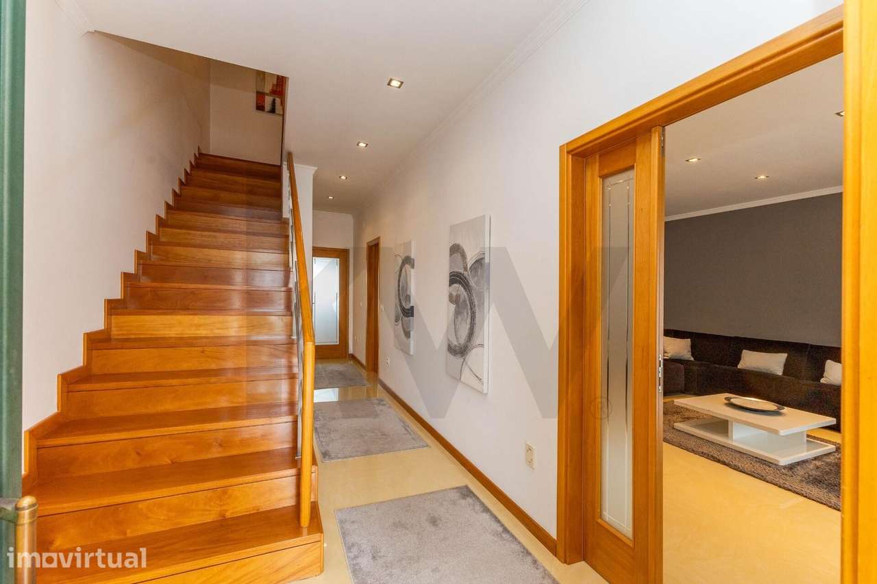 Excelente Moradia T4 em Argoncilhe | Garagem 4 Carros, Jardim e Vistas - Grande imagem: 4/31