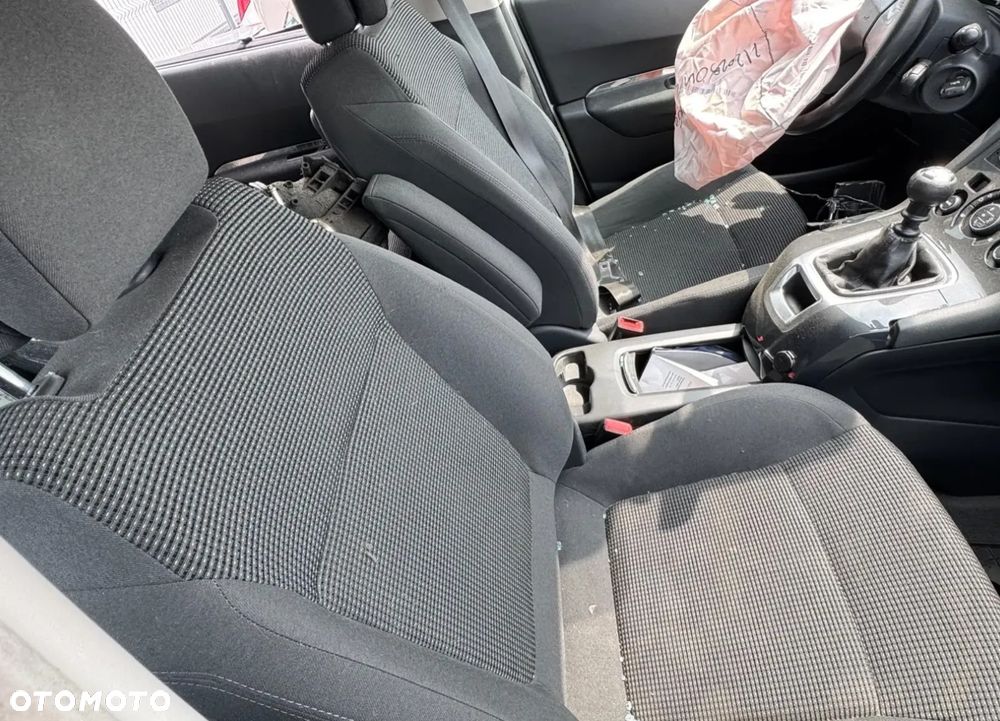 Silnik Peugeot 5008 2012 poj. 1.6 EHDI kod silnika 9HR - 4
